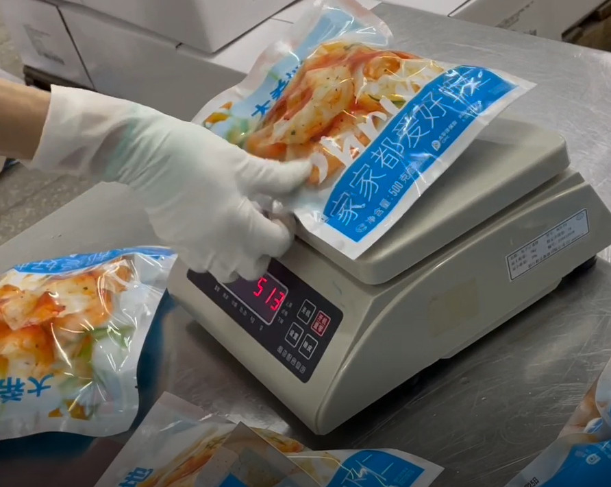 SS 304 Maszyna do pakowania wagowego Icy Shrimp Workshop System pakowania Docelowa waga 200g ~ 1500g