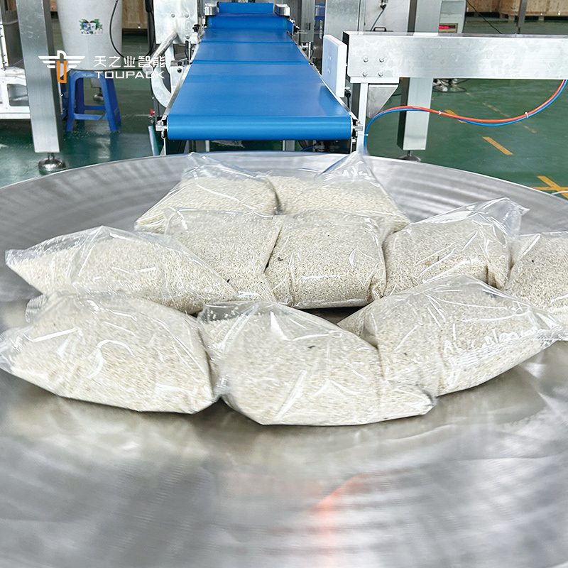 Automatyczny Pistachio Popcorn płatki kukurydziane Pieczenie orzeszków ziemnych Maszyna do pakowania orzechów kaszu Maszyna do pakowania wielokrotnych ważarek